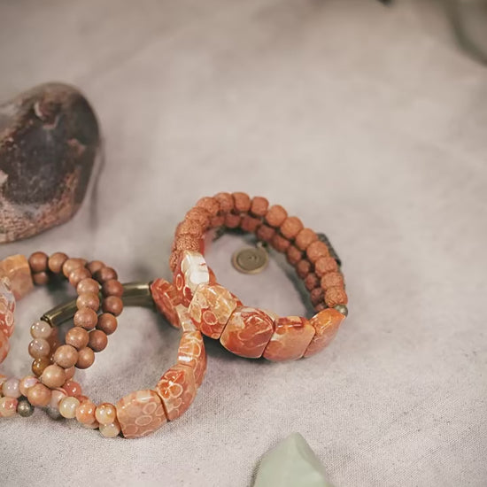 Presentation du Bracelet Tibétain en Rudraksha et Pierre de Corail