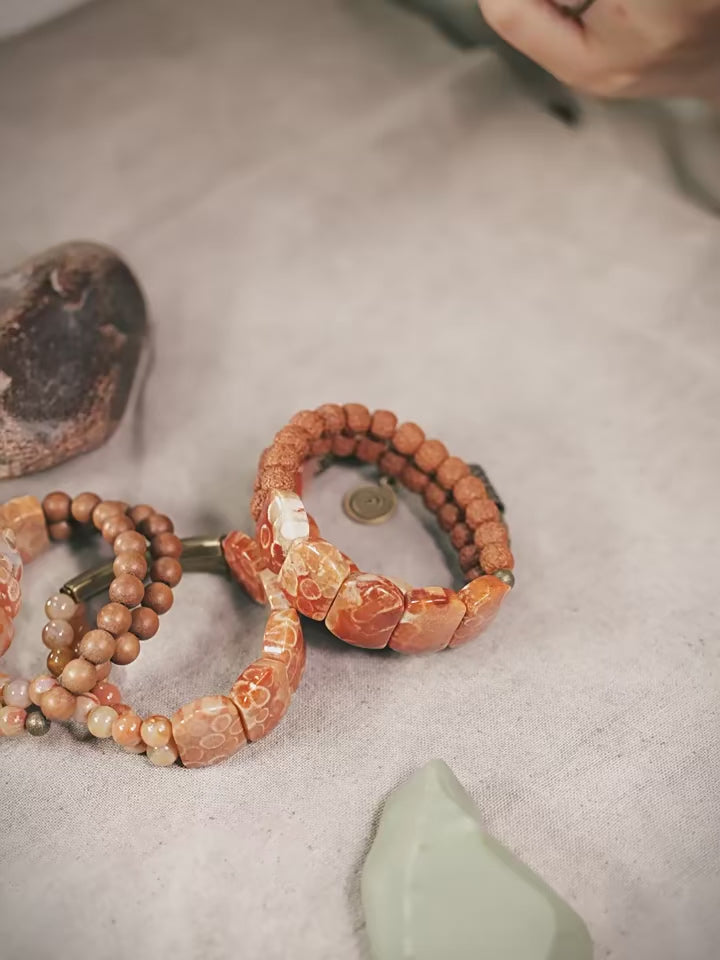 Presentation du Bracelet Tibétain en Rudraksha et Pierre de Corail